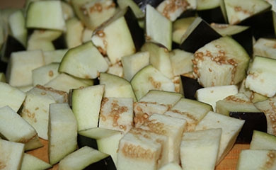 1. Этап. Овощи с грибами в горшочках: 1. Нарезаем баклажаны кубиками.