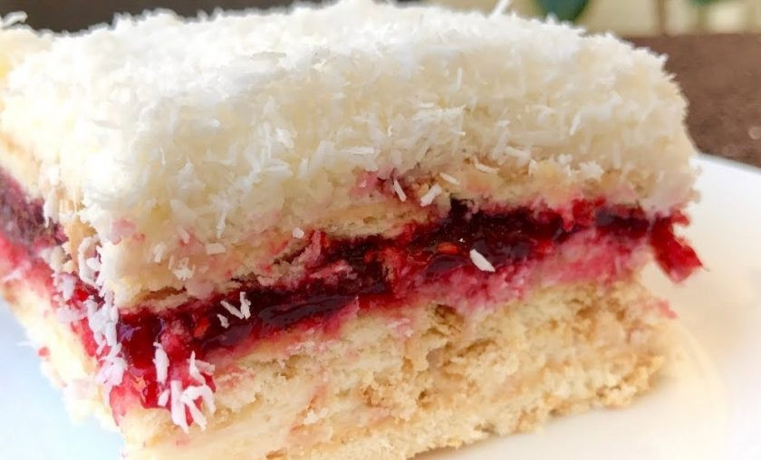 1. Этап. Торт без выпечки с кокосовым кремом: 4. Снова выложите слой крема, поверх которого выложите джем и разровняйте. Снова выложите слой печенья и распределите по нему оставшийся крем. Украсьте торт кокосовой стружкой и отправьте в холодильник на ночь. Приятного аппетита!