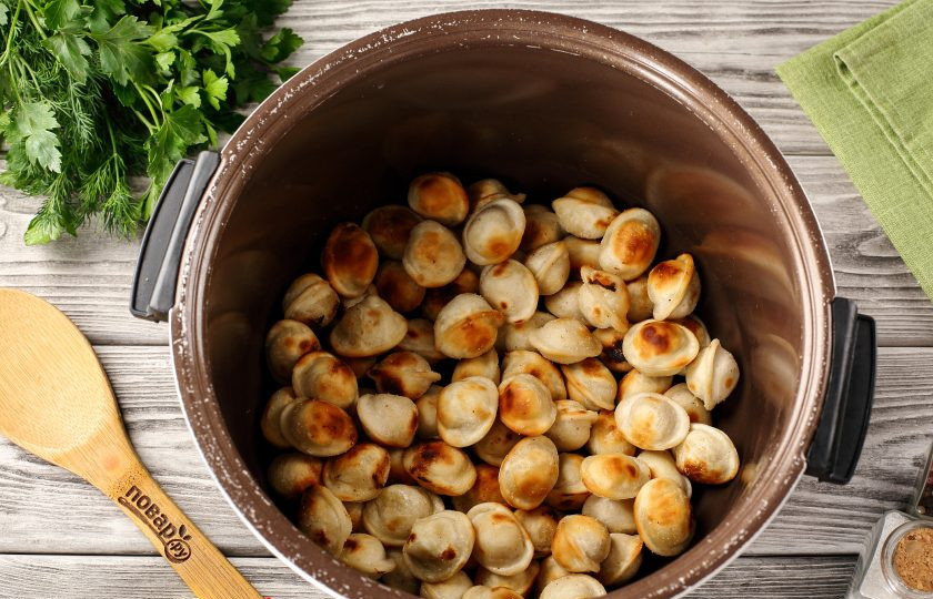 1. Этап. Пельмени в сметане в мультиварке: Налейте в чашу мультиварки масло, установите режим 