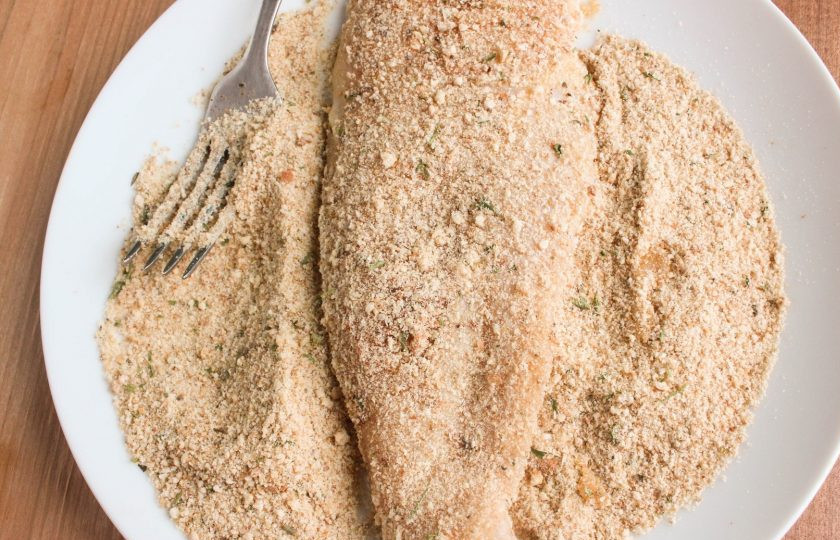 1. Этап. Куриные отбивные в панировке: 4. В тарелку насыпьте панировочные сухари и обваляйте филе с каждой стороны.