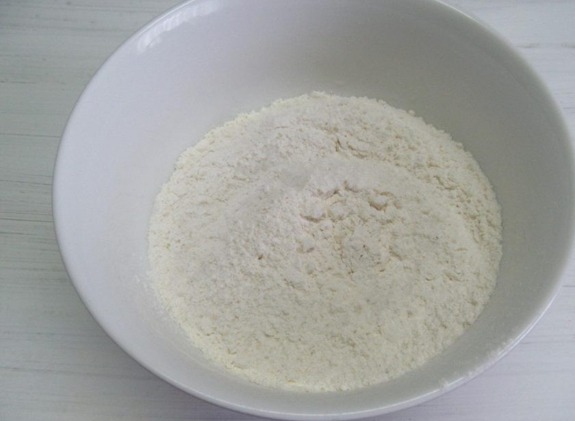1. Этап. Пирожки из заварного теста с тунцом: Пока закипает жидкость, смешайте муку с солью.