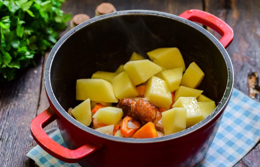 1. Этап. Суп с копченостями и вермишелью: Переложите все подготовленные ингредиенты в кастрюлю.