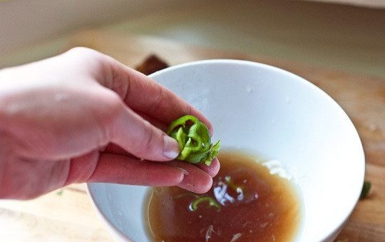 1. Этап. Простой салат из курицы: 6. По вкусу добавить мелко нарезанный перец чили.