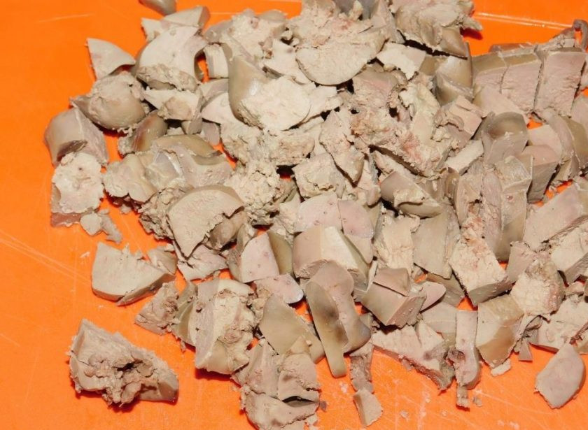 1. Этап. Салат с рисом и куриной печенью: Отварную куриную печень нарежьте на мелкие кусочки.