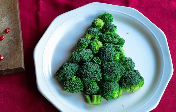 1. Этап. Новогодний салат Елка: 2. На большом сервировочном блюде из соцветий брокколи выложите зеленую елочку - остроконечный треугольник.