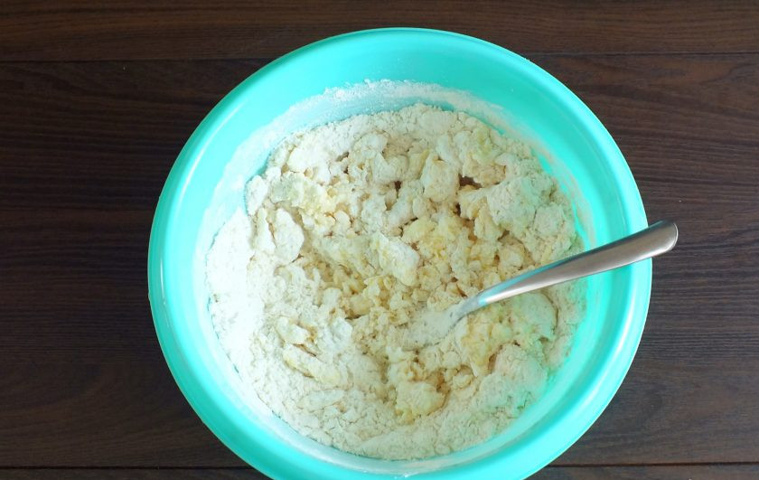 1. Этап. Греческое печенье Курабьедес: Начните замес вилкой. Как только тесто начнет собираться в комочки, месите руками.