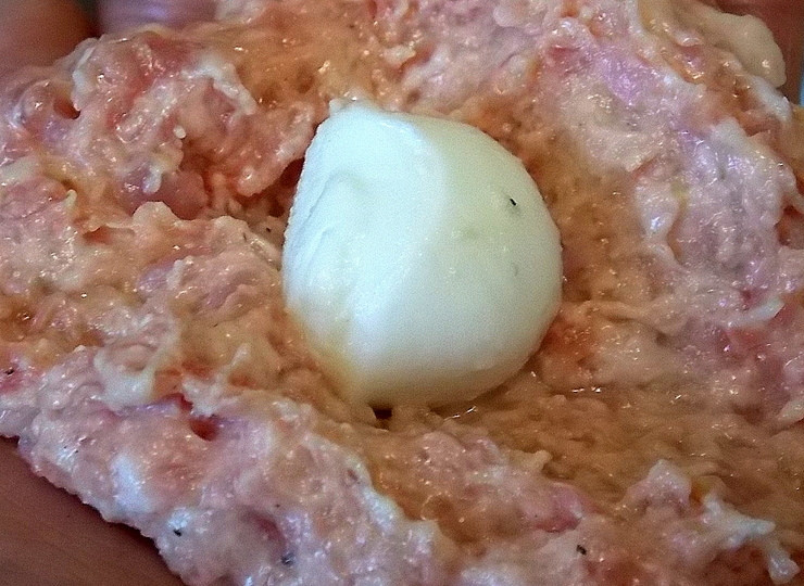 1. Этап. Котлеты Моцарелка: Разделите фарш на 6 равных частей. Сделайте из фарша лепешку и положите в середину сыр.