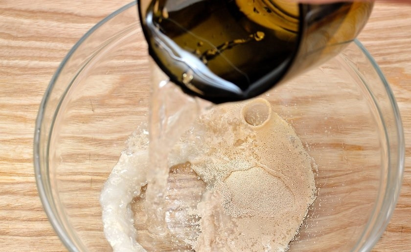 1. Этап. Хрустящий белый хлеб: 1. Насыпьте дрожжи в небольшую емкость и влейте 1 стакан теплой воды.