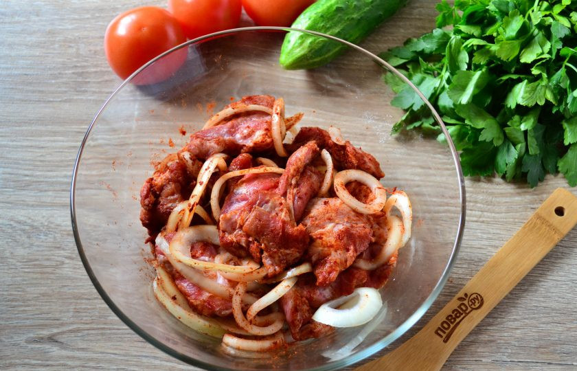 1. Этап. Шашлык с паприкой: В большой миске смешайте мясо с луком, добавьте соль, паприку и уксус. Уксус добавляется по желанию, по сути, в этом рецепте можно обойтись без него. А можно столовый уксус заменить на яблочный. Хорошенько все перемешайте и отправьте в холодильник мариноваться минимум на 4 часа, а лучше оставить на ночь.