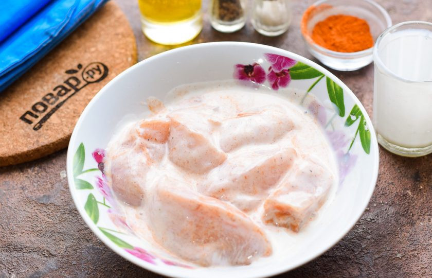 1. Этап. Курица в кефире: Тщательно перемешайте все ингредиенты. Если время позволяет, курицу можно мариновать 2-3 часа.