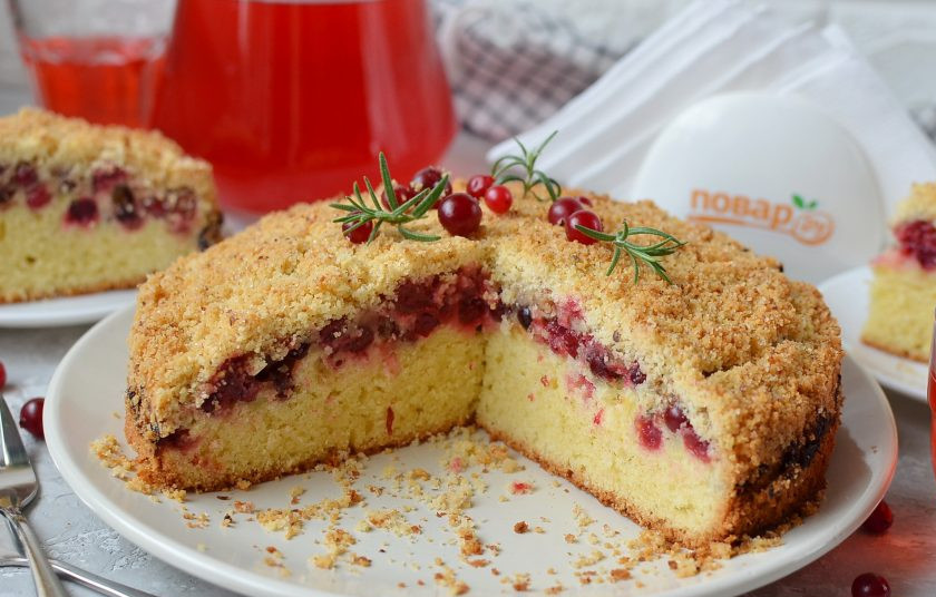 1. Этап. Пирог с клюквой и штрейзельной крошкой: Вот и разрез. Нежное сладкое тесто, ореховая штрейзельная крошка и кисловатая клюквенная начинка — идеальное сочетание!