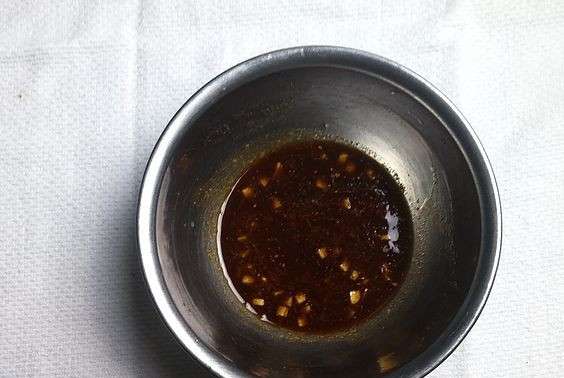 1. Этап. Салат из свежей капусты с уксусом: 1. В небольшую миску кладу оливковое масло, винный уксус, кленовый сироп, добавляю измельченный чеснок, тмин (перетертый в порошок), немного соли и перца, перемешиваю и отставляю заправку в сторону.