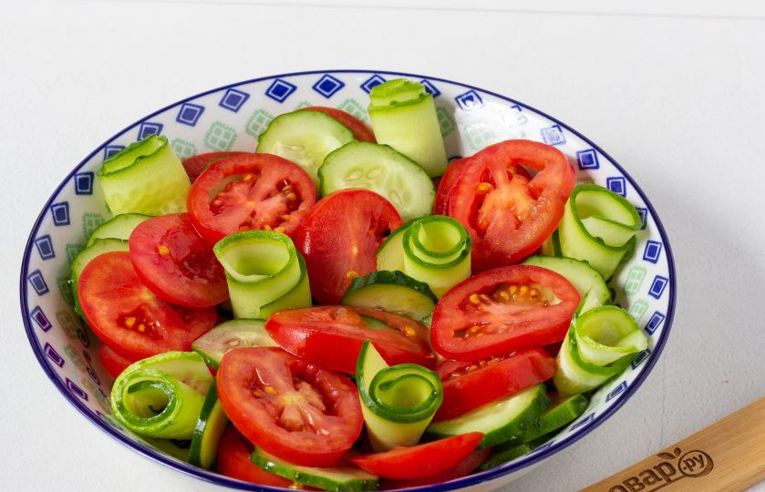 1. Этап. Салат Ахцан: Скручиваем пластины в цветочки и расставляем по салату.