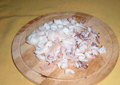 1. Этап. Салат Чайная роза: Кальмар отварить 2 минуты.