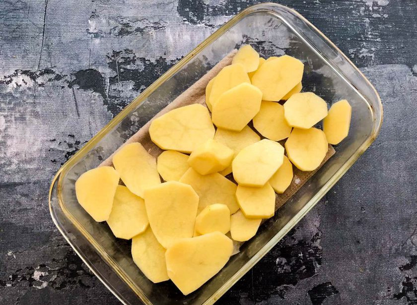 1. Этап. Запеканка с курицей и помидорами: Картофель очистите от кожуры, нарежьте кружочками и выложите в жаропрочную форму смазанную растительным маслом.