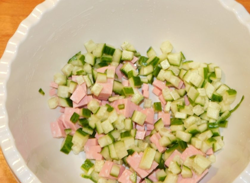 1. Этап. Салат София: Нарежьте кубиками колбасу и свежий огурец.