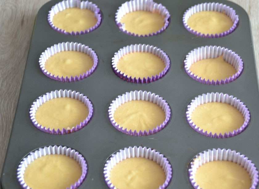 1. Этап. Капкейки с соленой карамелью: Разлейте тесто в подготовленные формочки.