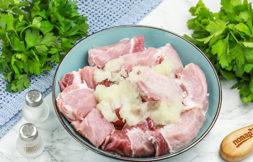 1. Этап. Шашлык из свинины в луковом маринаде: Одну луковицу натрите в эту же емкость на терке для получения пюре.