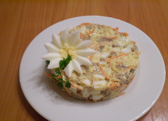 1. Этап. Салат с корейской морковью и печенью: Снимите осторожно при помощи пресса кольцо, и украсьте салат.