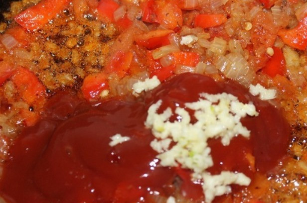 1. Этап. Гуляш из баранины в мультиварке: Немного протушите, затем добавьте давленный чеснок, паприку, томатную пасту. Через 3-4 минуты удалите зажарку из мультиварки в отдельную посуду.