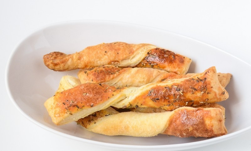 1. Этап. Слоеные палочки с сыром: Приятного аппетита!