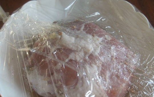 1. Этап. Домашняя ветчина: Накрываем мясо и ставим на сутки в холодильник.