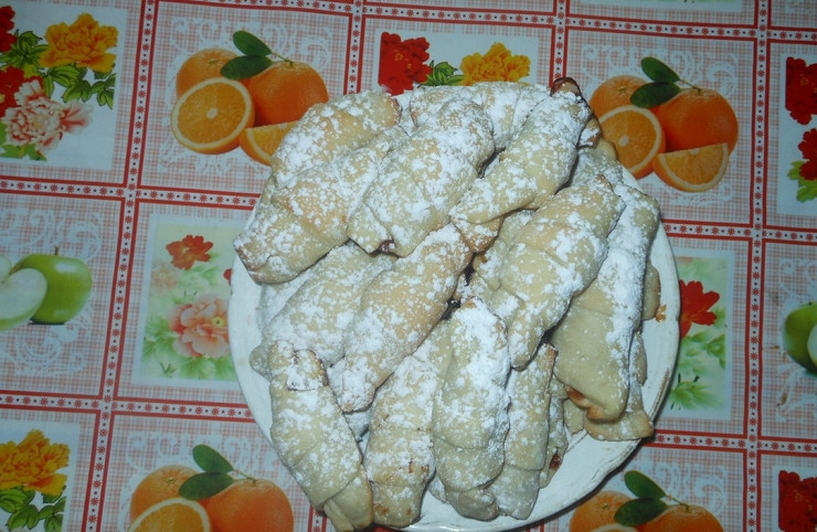 1. Этап. Постные рогалики: Готовые постные рогалики присыпьте сахарной пудрой.