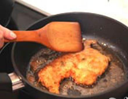 1. Этап. Миланесы из говядины: 5. В горячее масло перекладываем мясо и с обеих сторон жарим до готовности. Готовится мясо очень быстро.