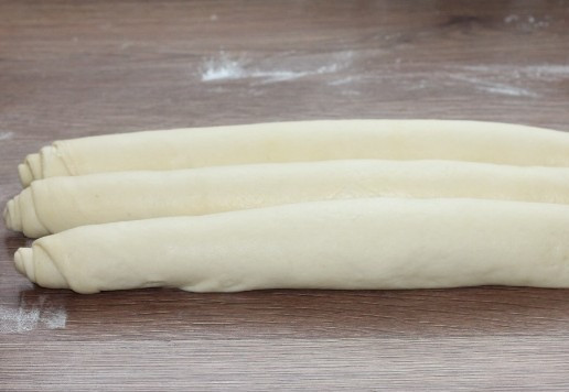 1. Этап. Пирожки из слоеного теста на кефире: 14. Получилось 3 рулета.