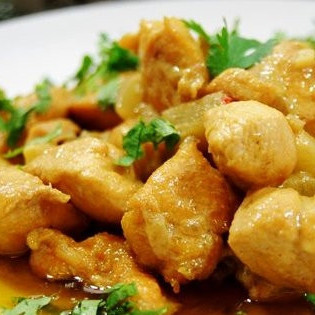 Зеленое карри из курицы с ананасами