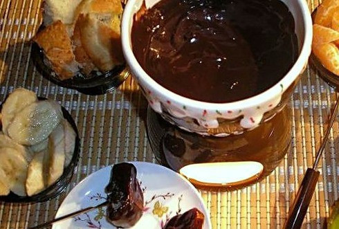 1. Этап. Шоколадное фондю с фруктами: Обмакиваем в фондю порезанные фрукты и ломтики печенья. Приятного аппетита!