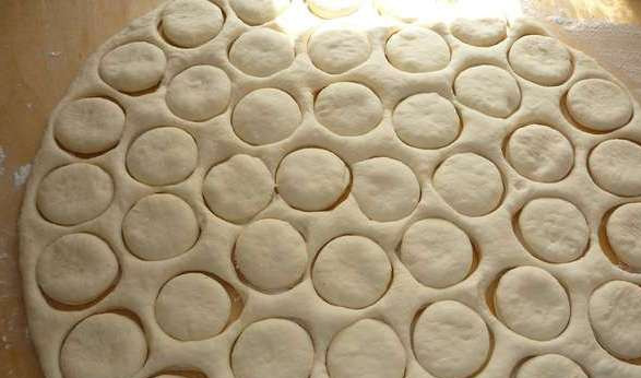 1. Этап. Баурсаки казахские: И при помощи стакана или чашки делаем вот такие небольшие кружочки.