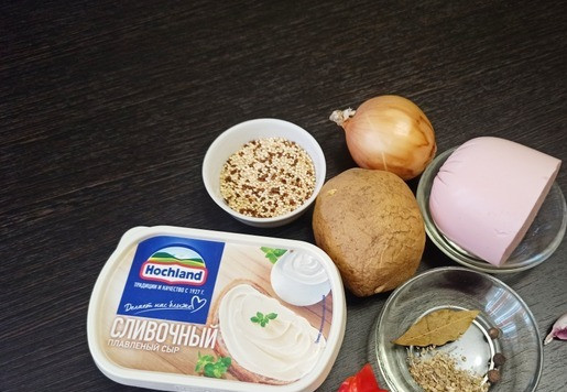 1. Этап. Сырный суп с колбасой и киноа: Подготовить ингредиенты. Я готовила в 1,5 литровой кастрюльке, ингредиенты даю на 1 литр супа.