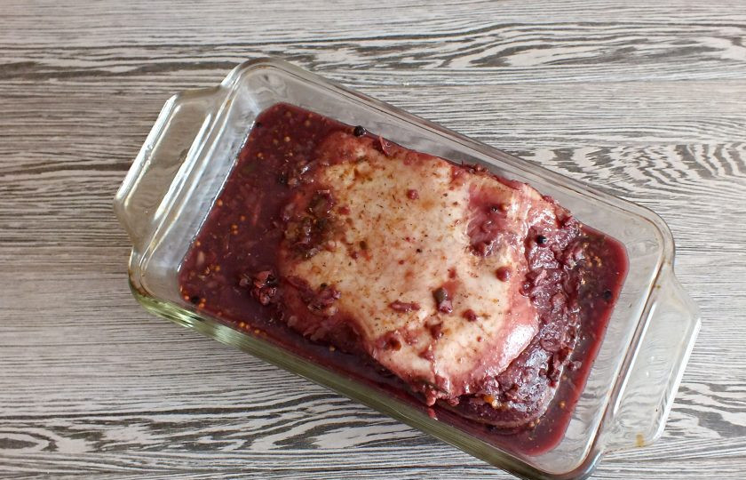 1. Этап. Буженина в вине: Выложите в форму мясо. Залейте маринадом. Отлейте пару ложек для смазывания буженины. Поставьте форму с мясом в разогретую до 200 градусов духовку на 20 минут.