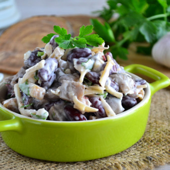 Салат с фасолью, грибами и сухариками