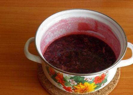 1. Этап. Земляничное варенье быстро: Варим варенье 7-8 минут после закипания, аккуратно помешивая и снимая пенку. Готовое варенье отправляем в вымытые и простерилизованные банки, закрываем крышками.