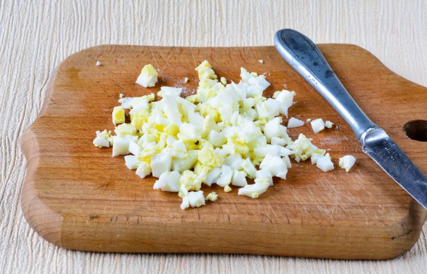 1. Этап. Салат из черемши: 5. Куриные яйца отварите вкрутую (варите в кипящей воде 7-8 минут), после остудите и почистите. Нарежьте яйца кубиками.