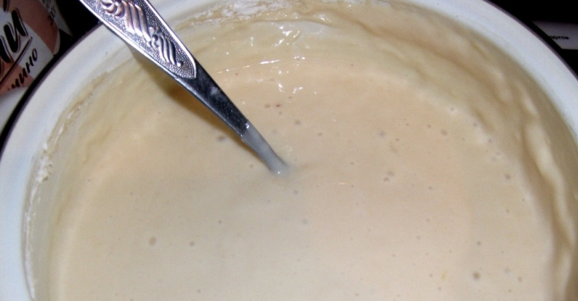 1. Этап. Коржи для торта на кефире: 3. Теперь еще раз перемешаем, будет вот такое жидкое тесто.