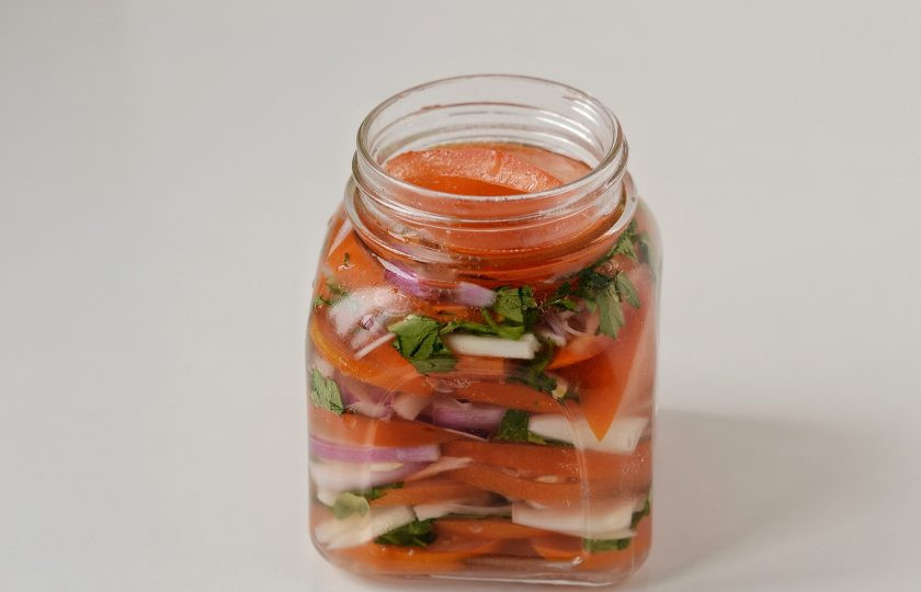 1. Этап. Салат из красных помидоров на зиму: Налейте уксус и растительное масло. Залейте рассолом.