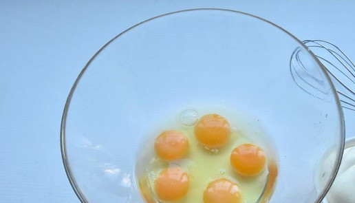 1. Этап. Сырный рулет с индейкой и грибами: В емкость вбить пять яиц и взбить венчиком. Добавить майонез и перемешать.