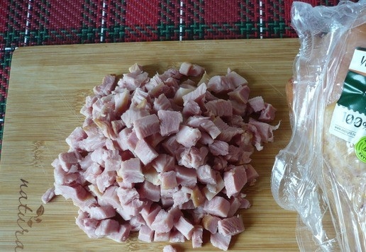 1. Этап. Салат рождественский Золотое полено: Мелко нарежьте варено-копченую голень индейки.