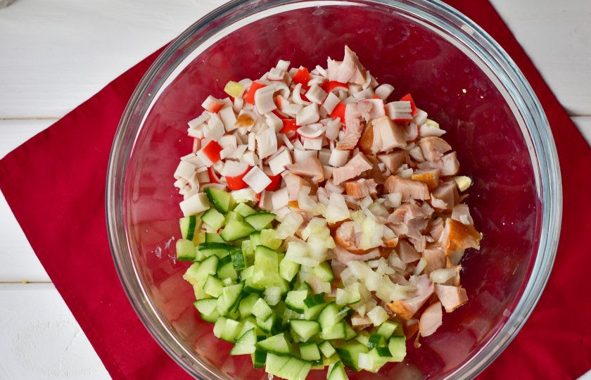 1. Этап. Салат с крабовыми палочками и копченой курицей: Выложите все ингредиенты в миску.