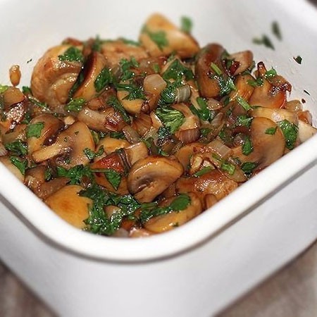 1. Stage. Fried pickled champignons: Put the mushrooms on a plate and sprinkle with cilantro. Mix well and let it brew for several hours.