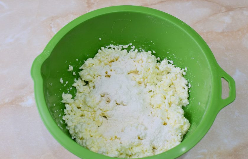 1. Этап. Сырники в вафельнице: Постепенно вмешивайте в творог просеянную муку. Если творог влажный, то муки может понадобиться больше.