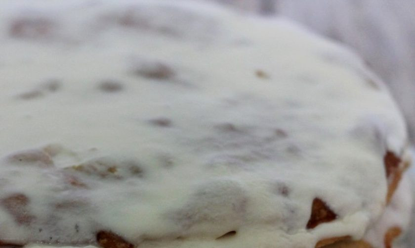 1. Этап. Торт Наполеон с кремом из сгущенки: Для крема смешайте в миске сгущенное молоко и сливочное масло, которое предварительно следует растопить на водяной бане. Взбейте крем до однородности и перемажьте им коржи.