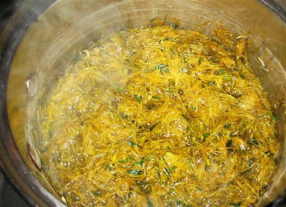 1. Этап. Варенье из одуванчиков для детей: 2. Полученные лепестки положите в кастрюлю из нержавейки и залейте водой. Доведите до кипения, уменьшите огонь. Варите минут 15, периодически помешивая.