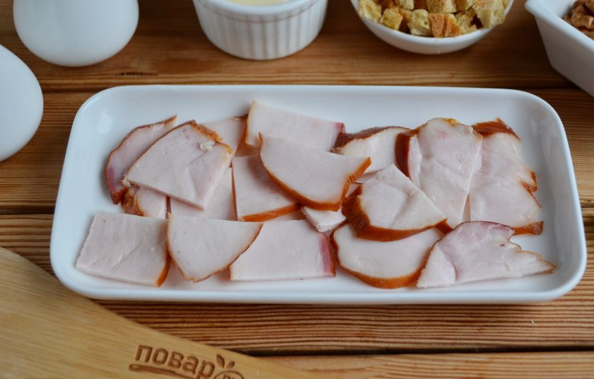 1. Этап. Салат с грибами и сыром Искушение: На дно салатника уложите порезанную пластинками копченую курицу.