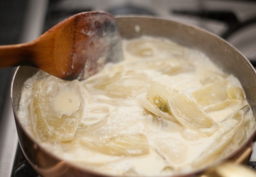 1. Этап. Пюре из фенхеля: Поставьте на огонь. Тушите на среднем огне пока фенхель не станет мягким, а сливки не начнут закипать.