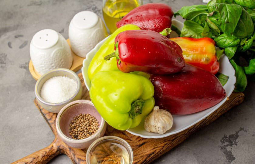 1. Этап. Перец с базиликом на зиму: Приготовьте все ингредиенты. Перец хорошо вымойте, обсушите бумажными полотенцами.