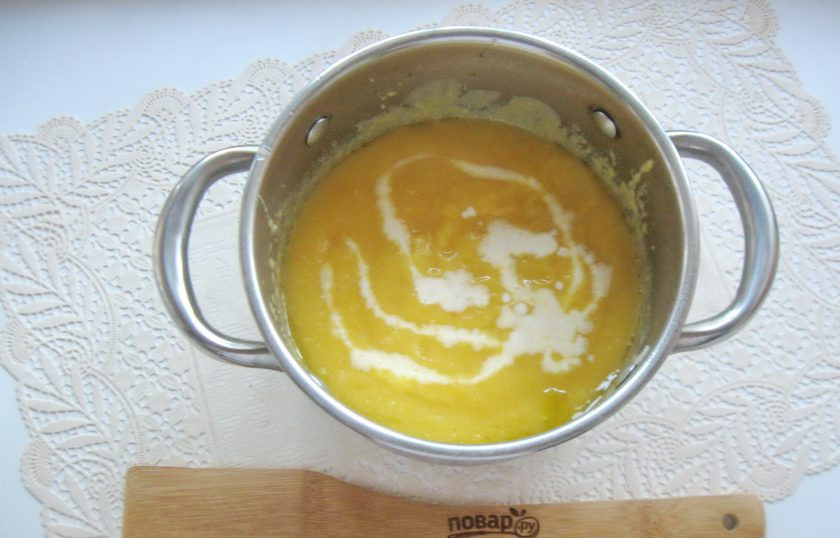 1. Этап. Суп-пюре из тыквы и цветной капусты: Влейте в кастрюлю сливки.